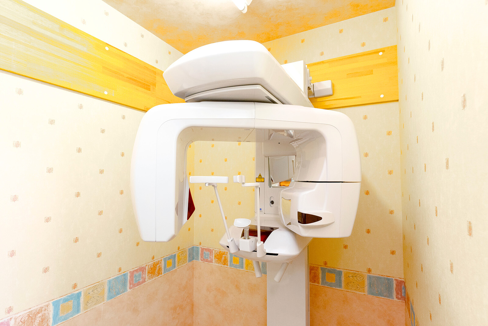 立体的な顎の構造や神経の位置や病巣部位などを三次元的に映し出すことができる装置です